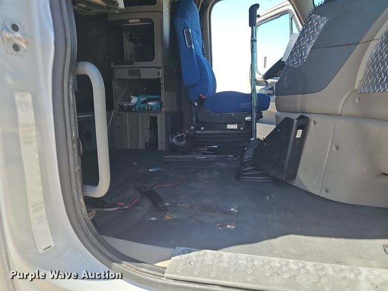 image for item DP0886 2015 Freightliner Cascadia  semi truck