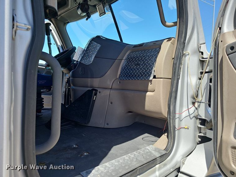 image for item DP0886 2015 Freightliner Cascadia  semi truck