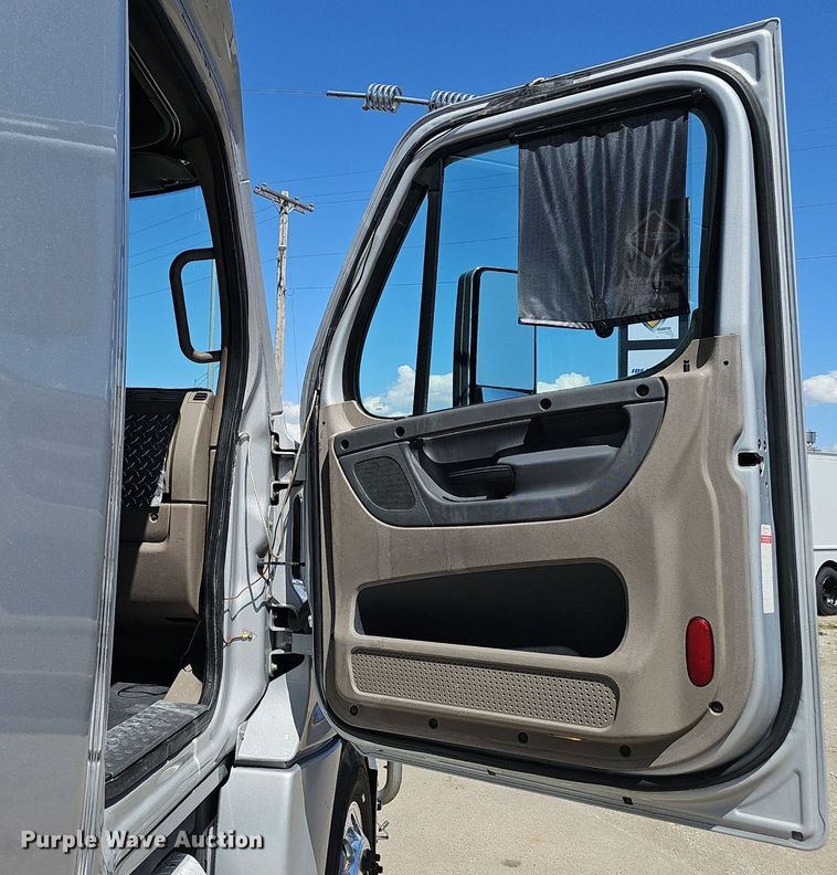 image for item DP0886 2015 Freightliner Cascadia  semi truck