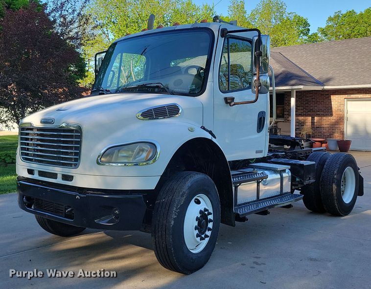 image for item DP1442 2010 Freightliner Business Class M2 semi truck