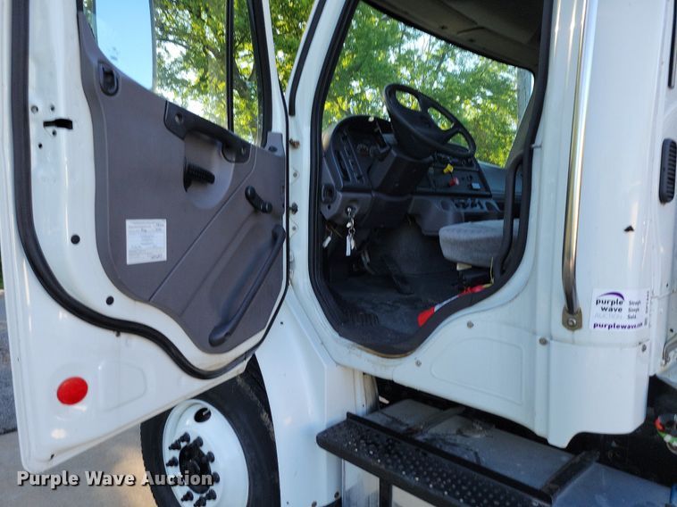 image for item DP1442 2010 Freightliner Business Class M2 semi truck