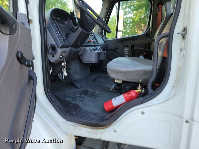 image for item DP1442 2010 Freightliner Business Class M2 semi truck