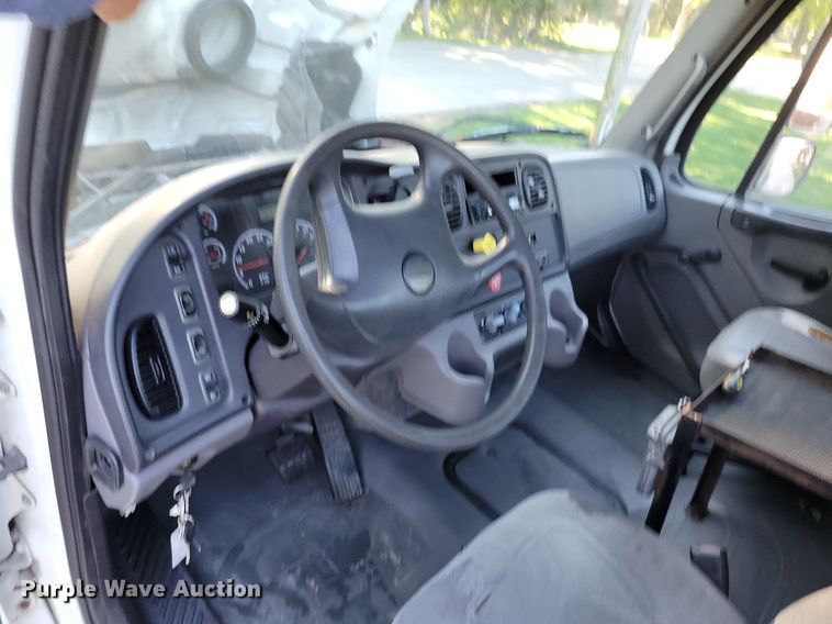 image for item DP1442 2010 Freightliner Business Class M2 semi truck