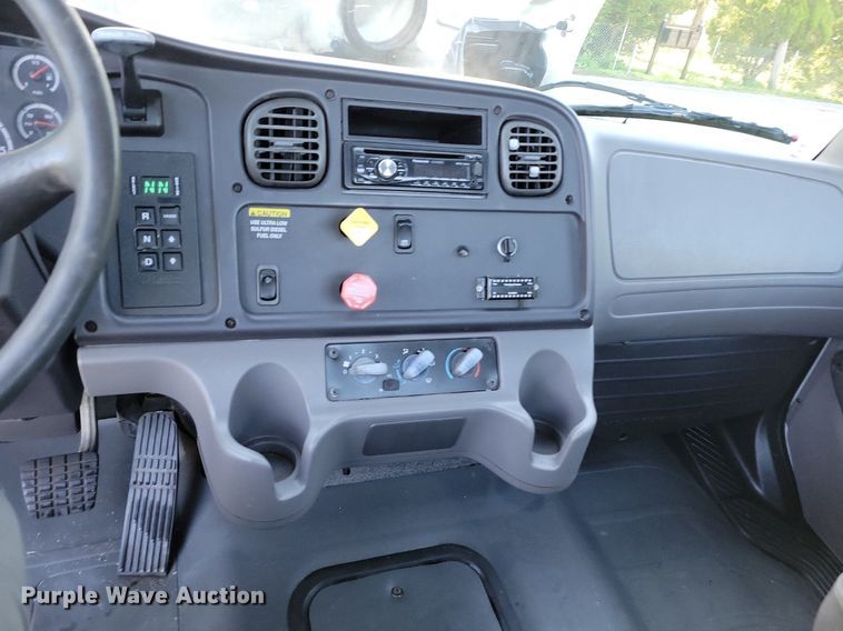 image for item DP1442 2010 Freightliner Business Class M2 semi truck