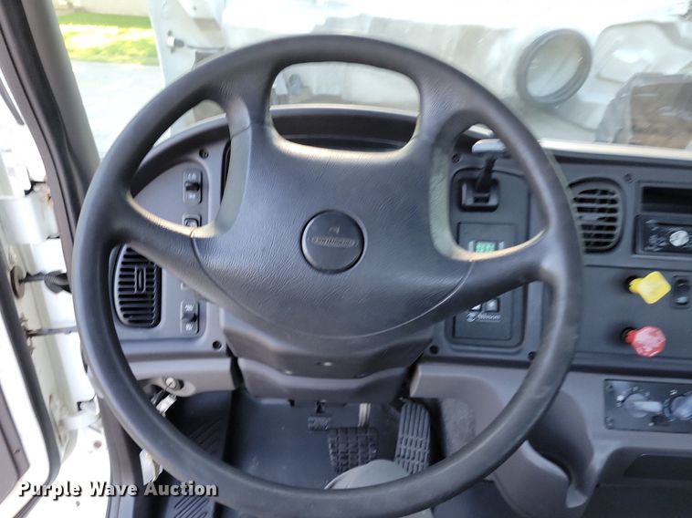 image for item DP1442 2010 Freightliner Business Class M2 semi truck