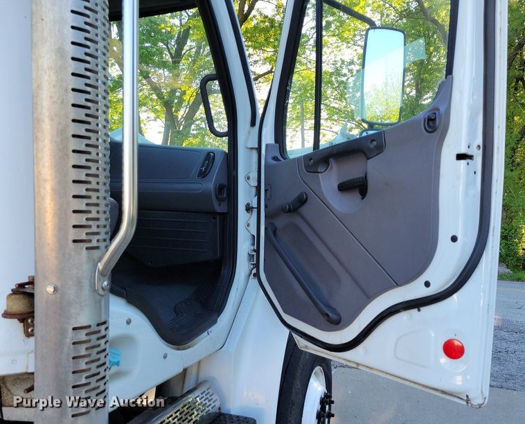 image for item DP1442 2010 Freightliner Business Class M2 semi truck