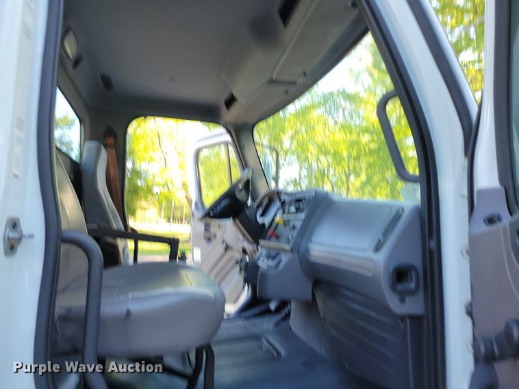 image for item DP1442 2010 Freightliner Business Class M2 semi truck