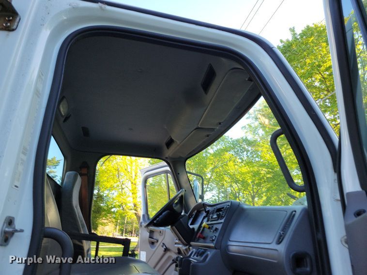 image for item DP1442 2010 Freightliner Business Class M2 semi truck