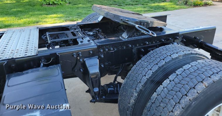 image for item DP1442 2010 Freightliner Business Class M2 semi truck