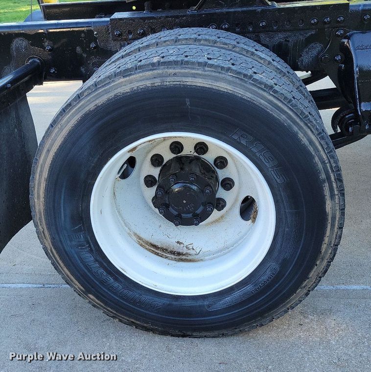 image for item DP1442 2010 Freightliner Business Class M2 semi truck