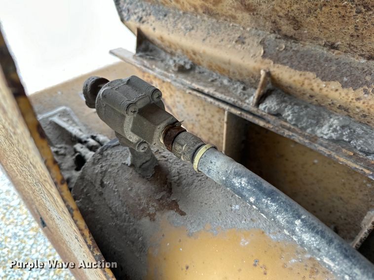 image for item DQ0764 1996 Midland  Gravel Trailer bottom dump trailer