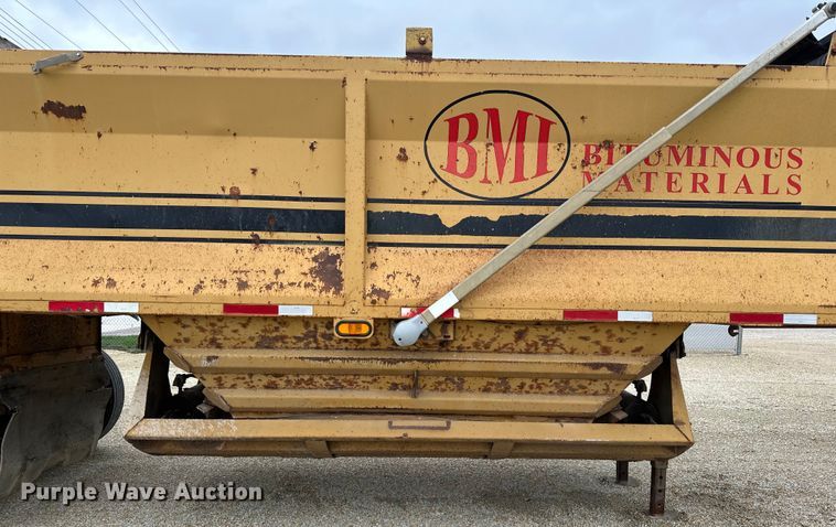 image for item DQ0764 1996 Midland  Gravel Trailer bottom dump trailer