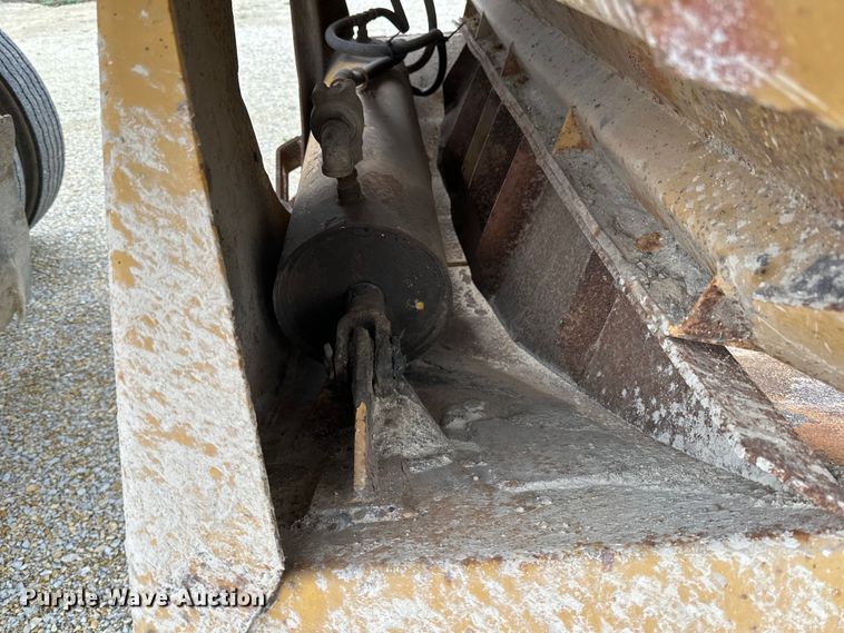 image for item DQ0764 1996 Midland  Gravel Trailer bottom dump trailer