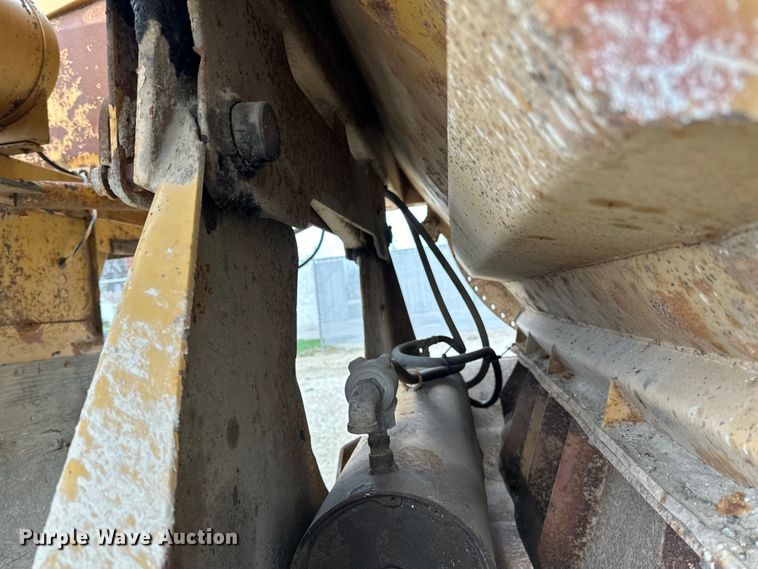 image for item DQ0764 1996 Midland  Gravel Trailer bottom dump trailer