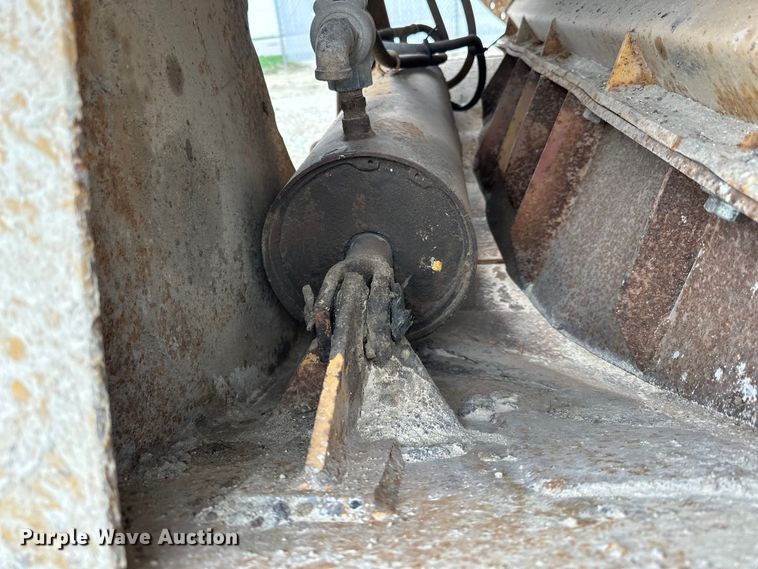 image for item DQ0764 1996 Midland  Gravel Trailer bottom dump trailer