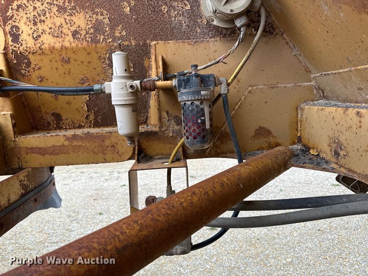 image for item DQ0764 1996 Midland  Gravel Trailer bottom dump trailer