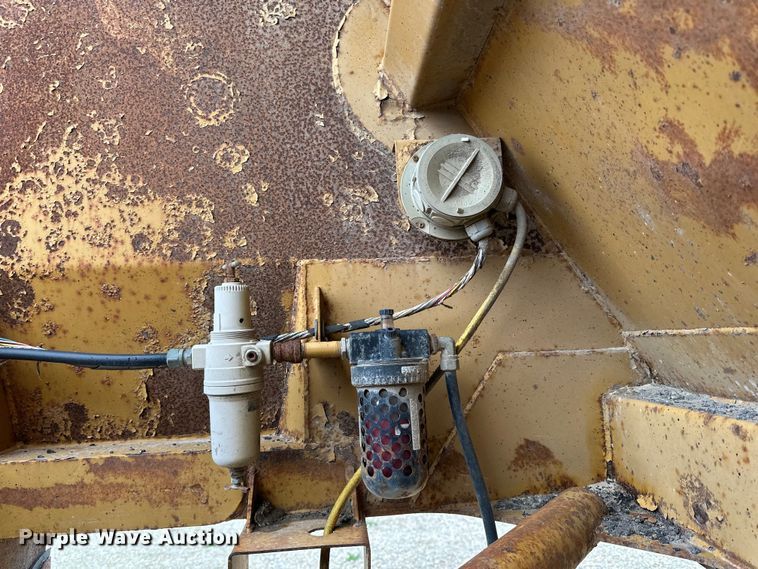 image for item DQ0764 1996 Midland  Gravel Trailer bottom dump trailer