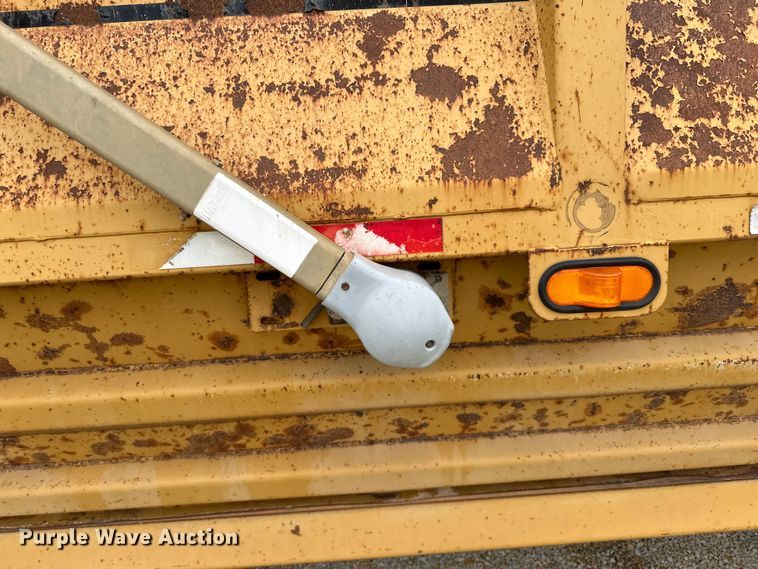 image for item DQ0764 1996 Midland  Gravel Trailer bottom dump trailer