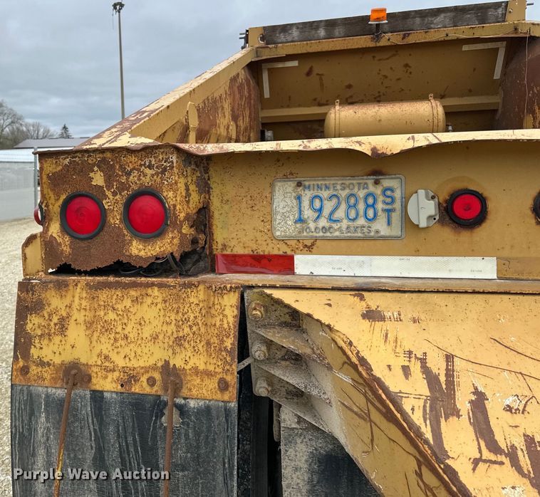 image for item DQ0764 1996 Midland  Gravel Trailer bottom dump trailer