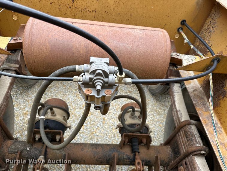 image for item DQ0764 1996 Midland  Gravel Trailer bottom dump trailer