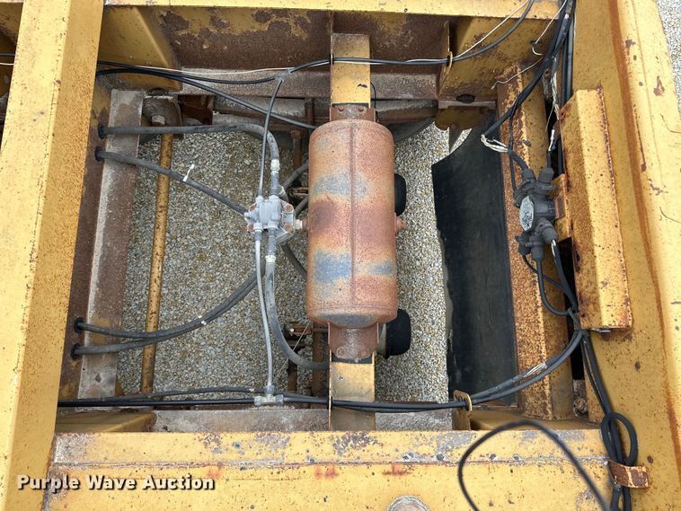 image for item DQ0764 1996 Midland  Gravel Trailer bottom dump trailer