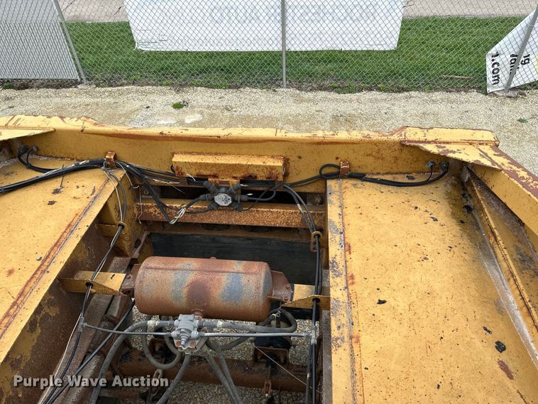 image for item DQ0764 1996 Midland  Gravel Trailer bottom dump trailer