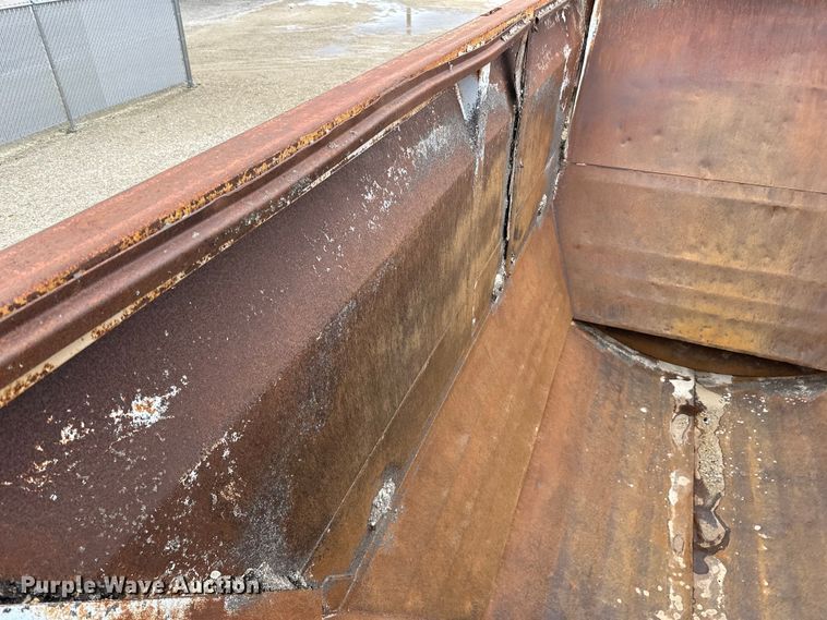 image for item DQ0764 1996 Midland  Gravel Trailer bottom dump trailer