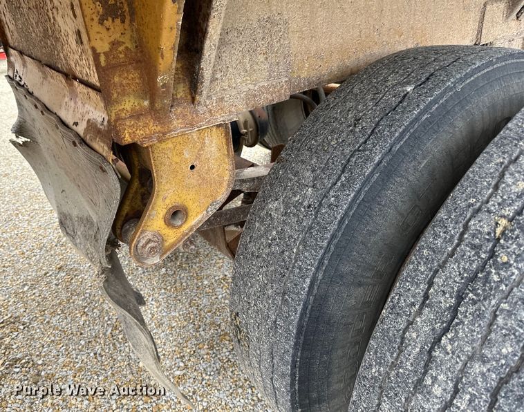 image for item DQ0764 1996 Midland  Gravel Trailer bottom dump trailer