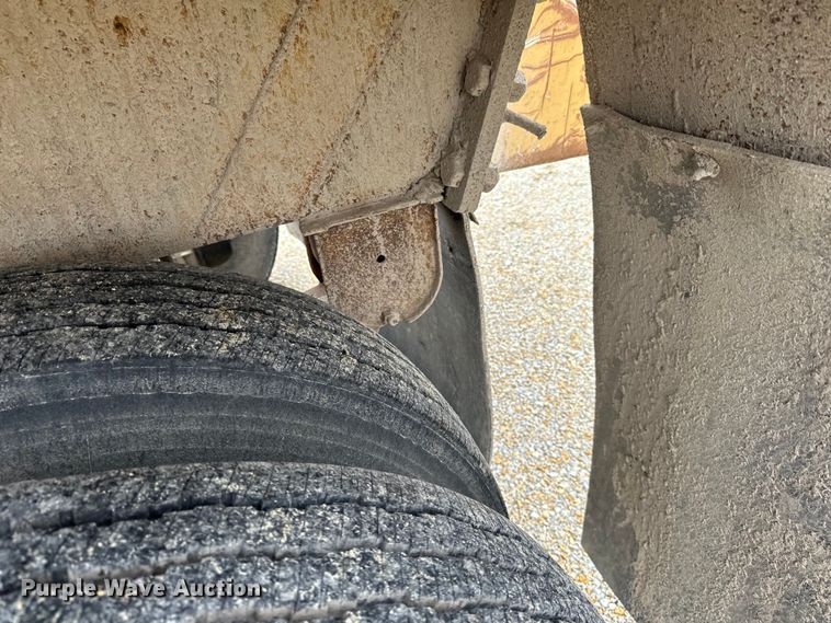 image for item DQ0764 1996 Midland  Gravel Trailer bottom dump trailer