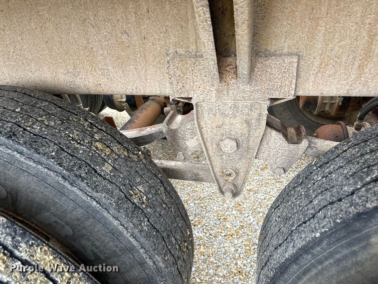 image for item DQ0764 1996 Midland  Gravel Trailer bottom dump trailer