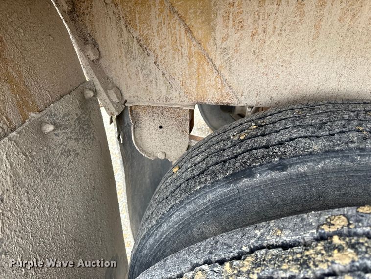 image for item DQ0764 1996 Midland  Gravel Trailer bottom dump trailer