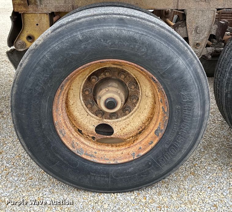 image for item DQ0764 1996 Midland  Gravel Trailer bottom dump trailer