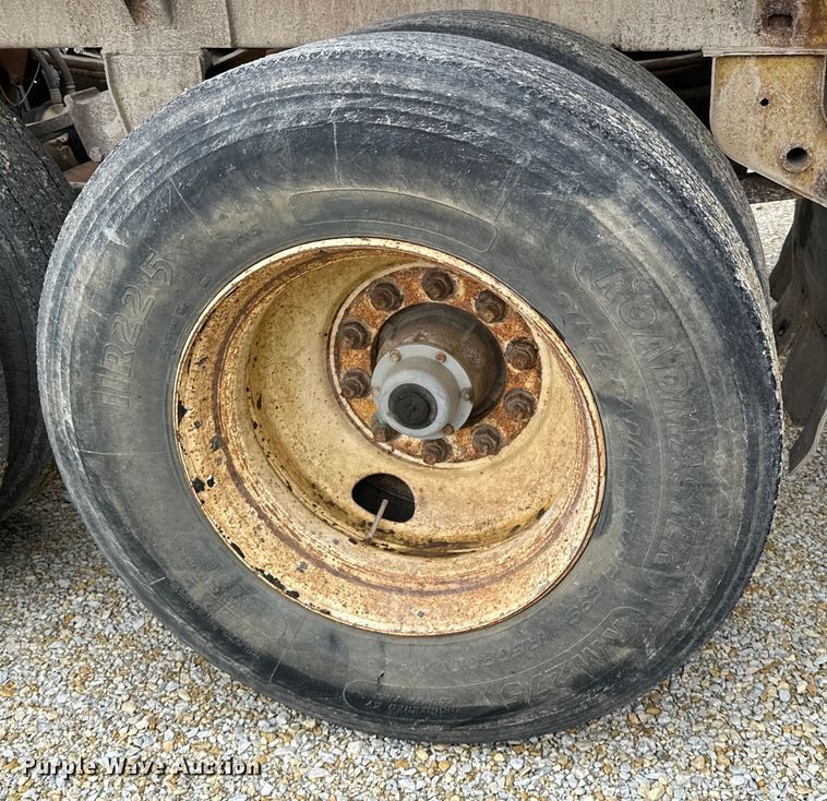 image for item DQ0764 1996 Midland  Gravel Trailer bottom dump trailer
