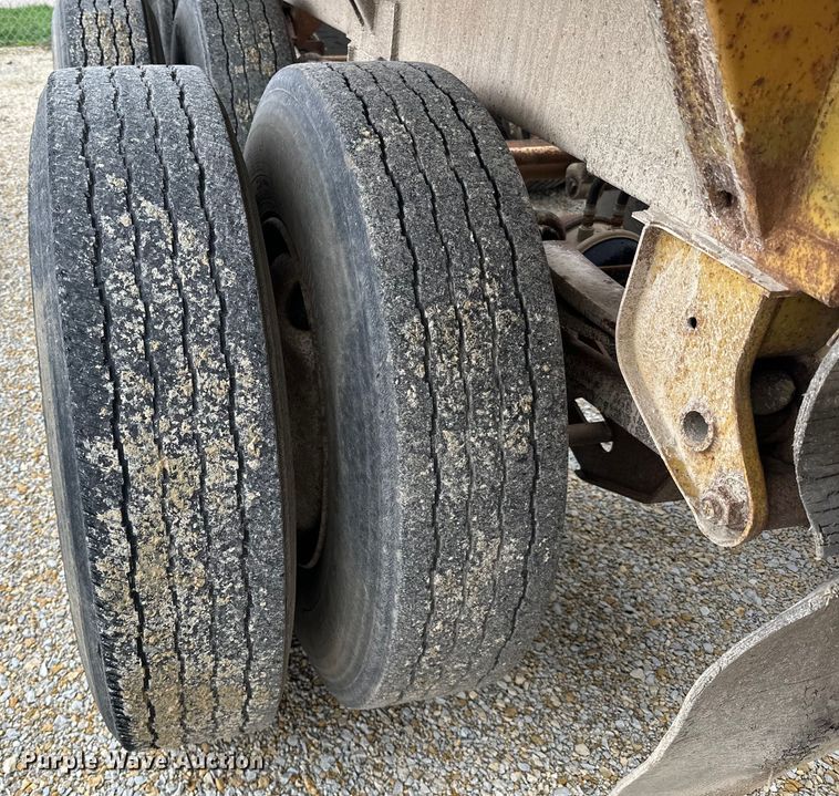 image for item DQ0764 1996 Midland  Gravel Trailer bottom dump trailer