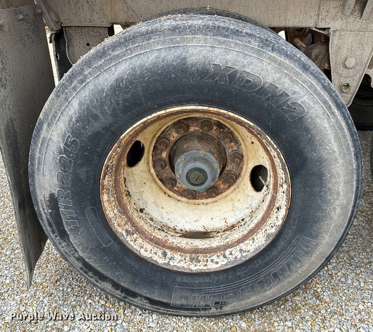 image for item DQ0764 1996 Midland  Gravel Trailer bottom dump trailer