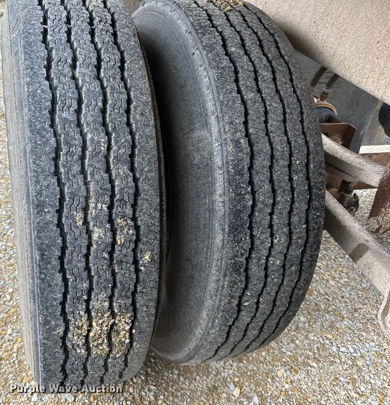 image for item DQ0764 1996 Midland  Gravel Trailer bottom dump trailer