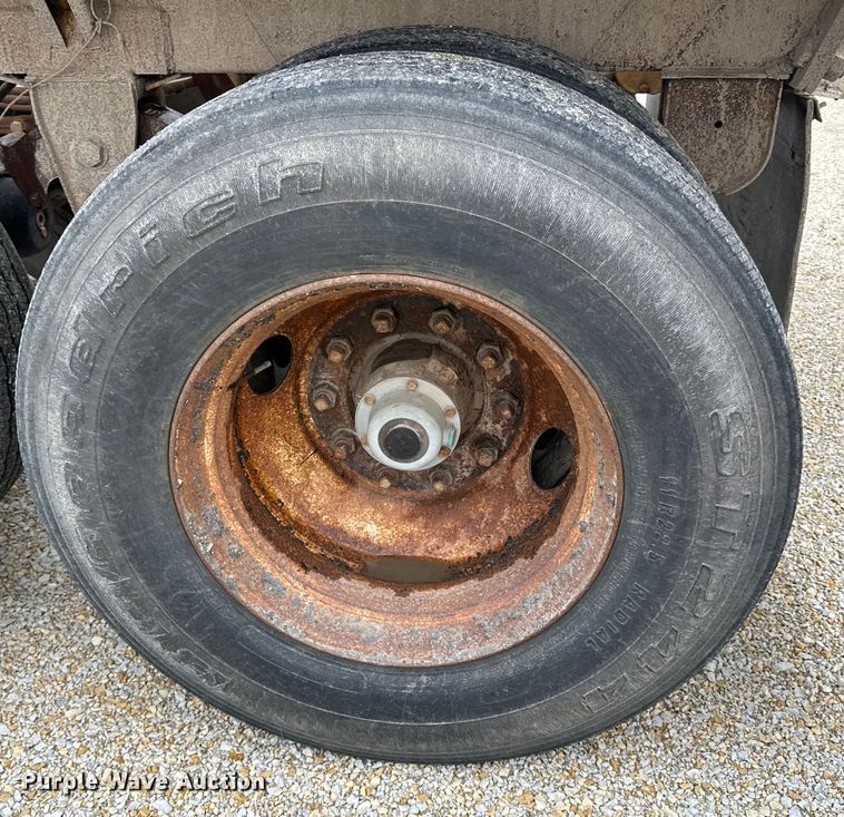 image for item DQ0764 1996 Midland  Gravel Trailer bottom dump trailer