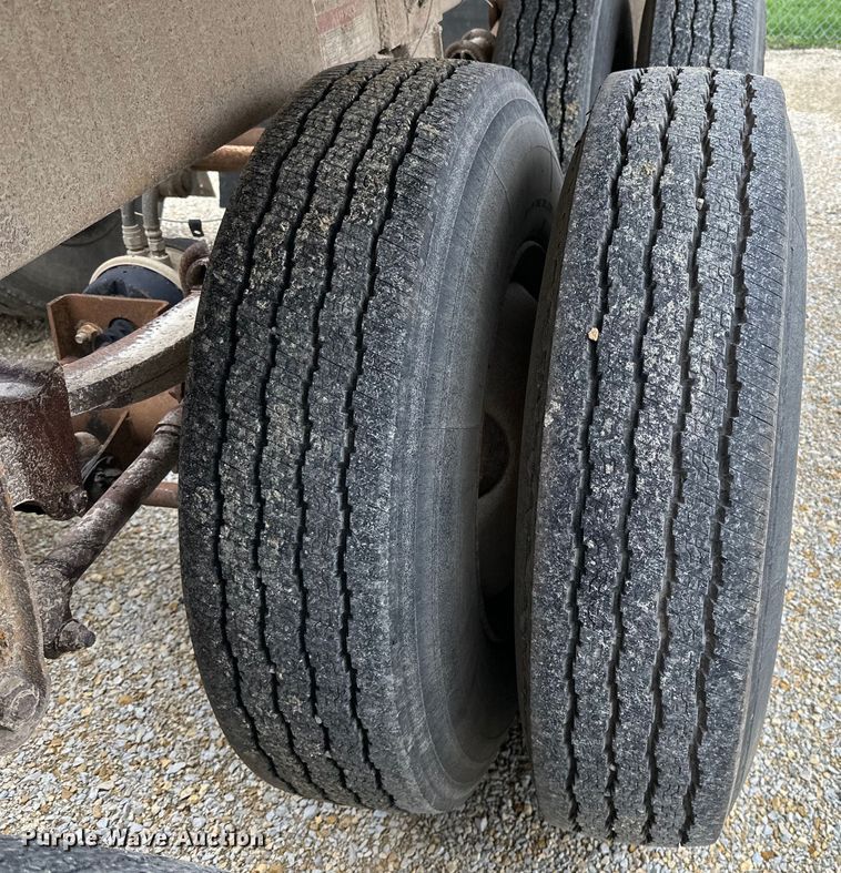 image for item DQ0764 1996 Midland  Gravel Trailer bottom dump trailer