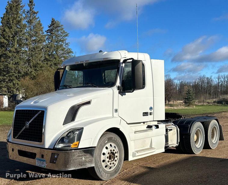 image for item DQ0818 2014 Volvo  VNL semi truck
