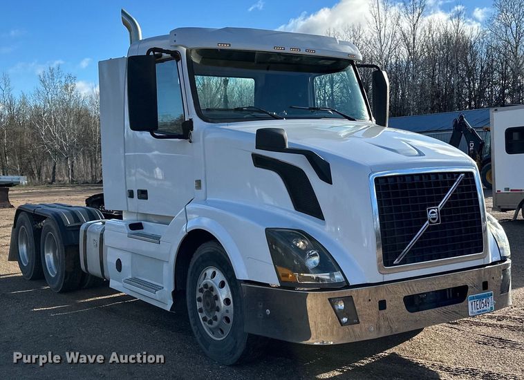 image for item DQ0818 2014 Volvo  VNL semi truck