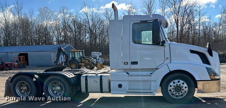 image for item DQ0818 2014 Volvo  VNL semi truck