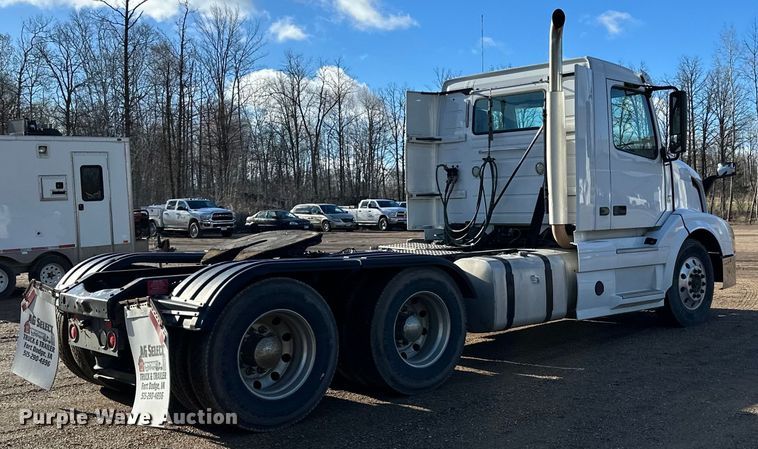 image for item DQ0818 2014 Volvo  VNL semi truck