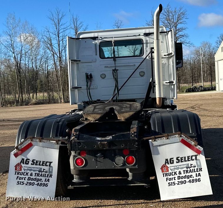 image for item DQ0818 2014 Volvo  VNL semi truck