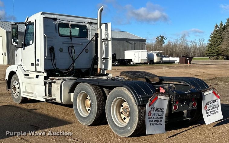 image for item DQ0818 2014 Volvo  VNL semi truck