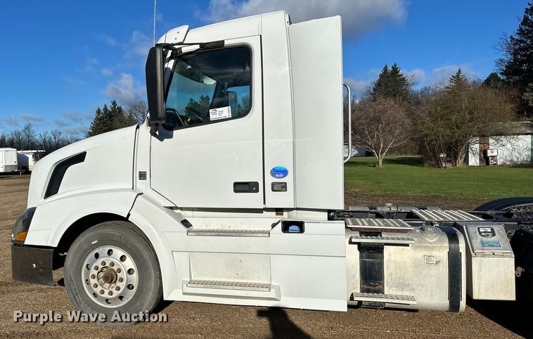 image for item DQ0818 2014 Volvo  VNL semi truck
