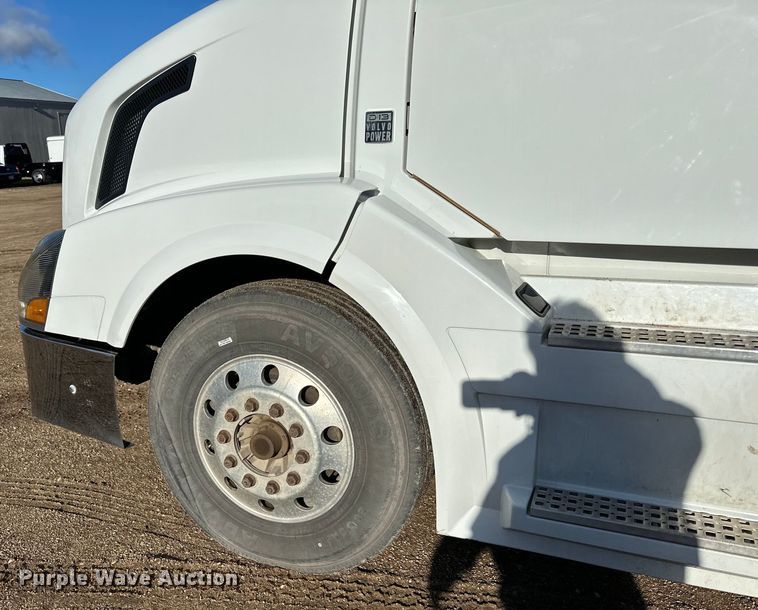 image for item DQ0818 2014 Volvo  VNL semi truck