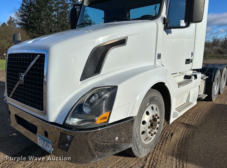 image for item DQ0818 2014 Volvo  VNL semi truck