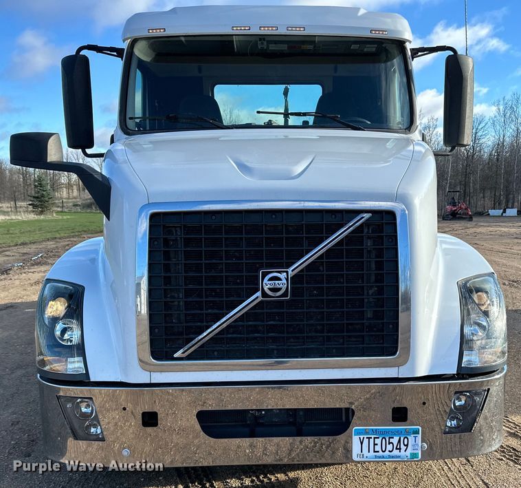 image for item DQ0818 2014 Volvo  VNL semi truck