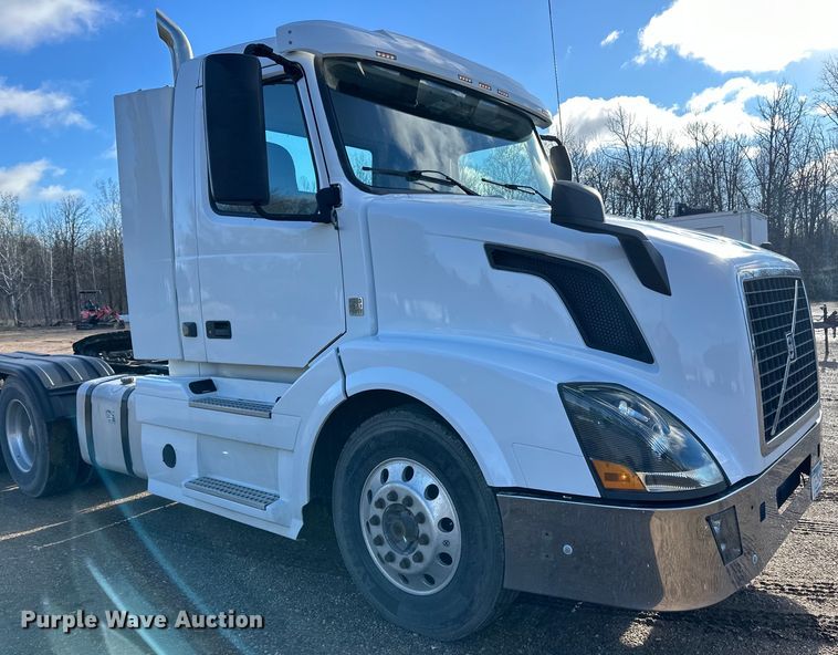 image for item DQ0818 2014 Volvo  VNL semi truck
