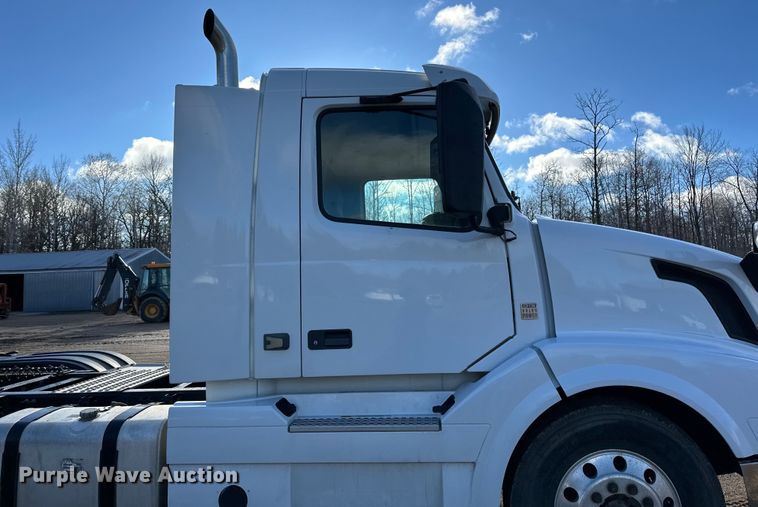 image for item DQ0818 2014 Volvo  VNL semi truck